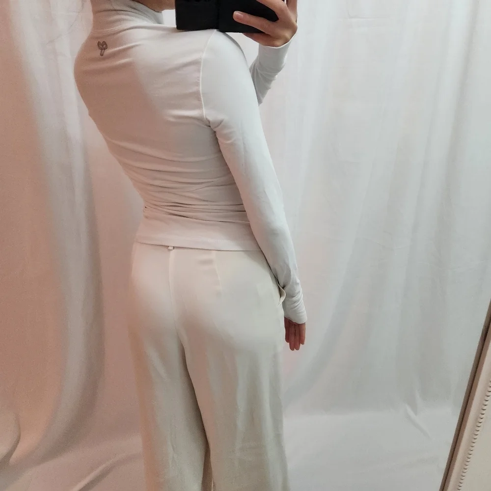 Aritzia White Zip-Up Sweatshirt - Picture 4 of 10